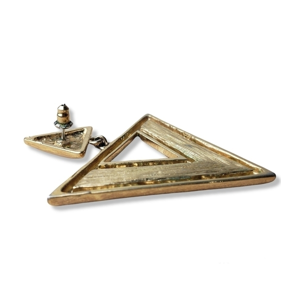 VINTAGE Enamel Cream & Goldtone Post-back Earrings - Picture 4 of 5